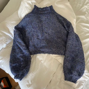 Stickad tröja - Supermysig blå stickad tröja med lite andra färger i. Den e lite cropped, men samtidigt stor och mysigt ärmarna. 