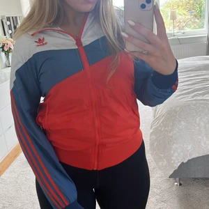 Adidas jacka - Sportjacka som är skön o springa i eller i regnet. I storlek M