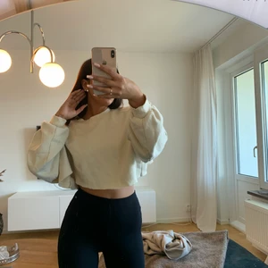 Croppad sweatshirt - Croppad sweatshirt, jätte skönt njut material. Ljus gul färg