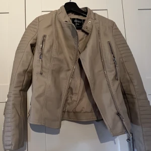 Skinnjacka  - Helt oanvänd!! Säljer den pga för liten storlek ♡