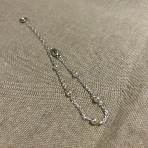 Äkta silver armband - Minimalistiskt armband i 925 sterling silver. Kommer i en tillhörande förvaringspåse💗 Kolla in @uf.lumen på Instagram!