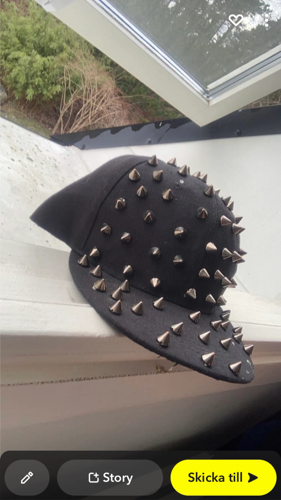 Svart keps med taggar  - 90