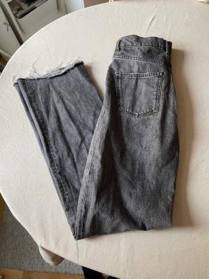 Säljer mina långa gråsvarta jeans i strlk 36 från Zara i fint skick🥰 Köparen står för frakt💕