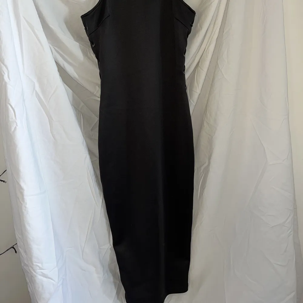 Jätte fint fest klänning Nästan oanvänd Jag är 167cm och den kommer under knäna för mig M/s Fråga!. Mekot.