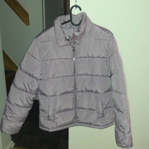 Vinterjacka  - Den är använd 1 gång.