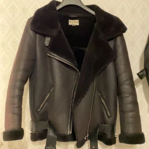 NAKD jacka storlek S - NAKD ”pilotjacka i vindar material” i storlek S. Nypris är 1090kr