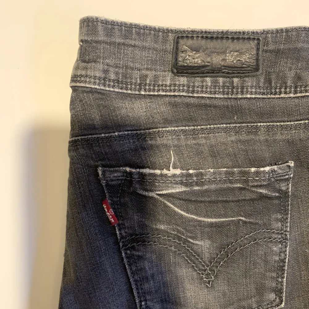 Ett par trendiga lågmidjade gråa jeans ifrån Levi’s, använda fåtal gånger. Skicka ett PM vid intresse så kan pris diskuteras ❤️. Jeans & Byxor.