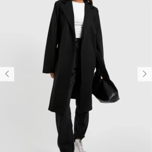 Svart kappa - Använd 3 gånger, som ny. Jättefin kappa med bälte