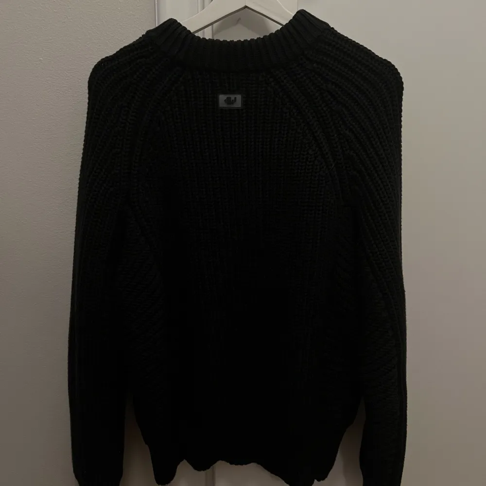 Eytys Tao Sweater Black i storlek S/XS. Nypris 2600:-, säljs inte längre. Använd två gånger. . Stickat.