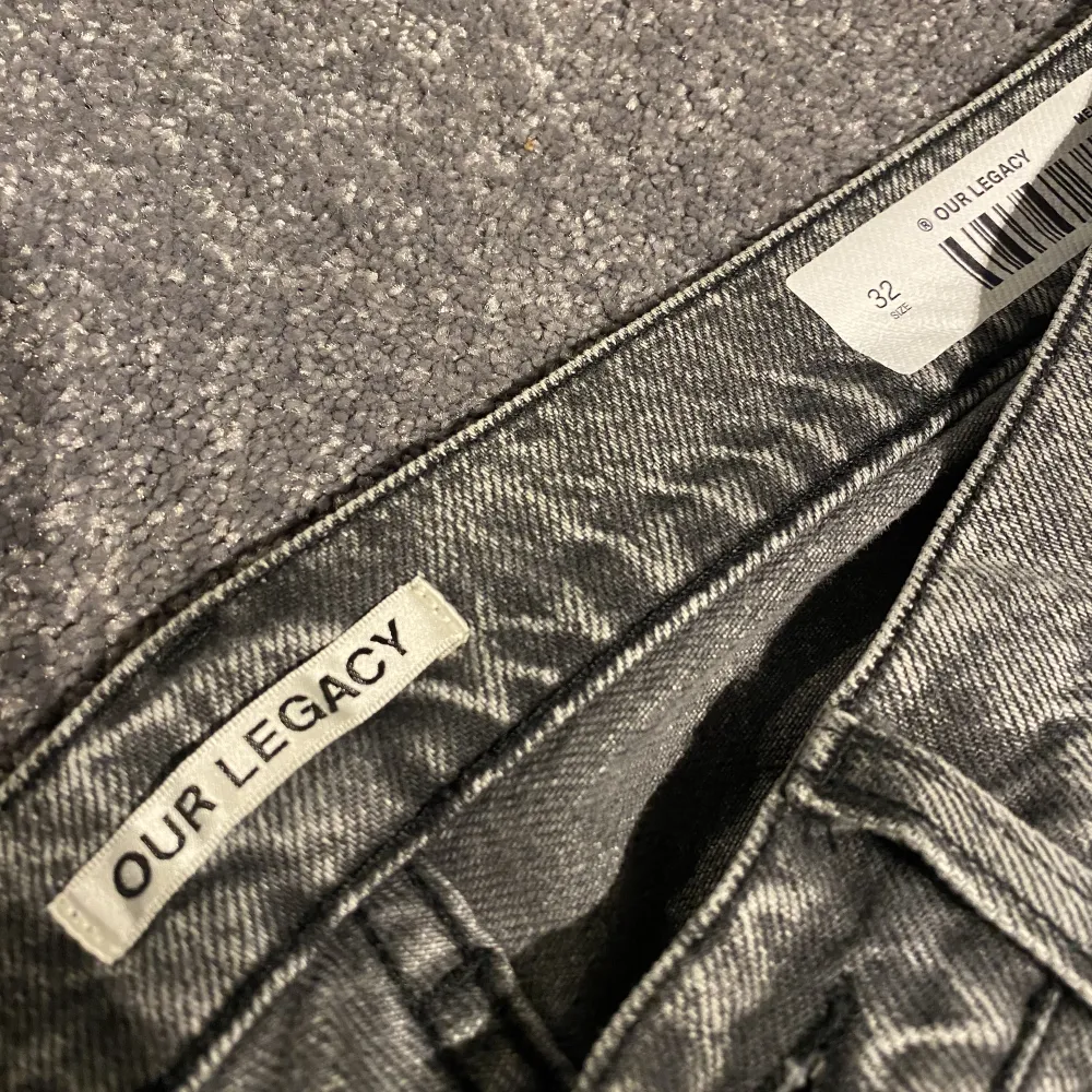 Jeans från our legacy i storlek 32/32 i modellen Third Cut Black and Grey. Inga skador eller defekter, nypris 3200. . Jeans & Byxor.