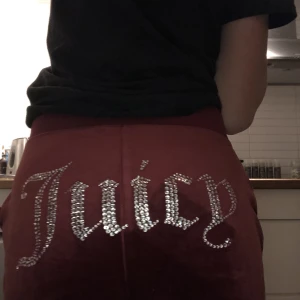 Juciy couture röd - Lägger upp igen säljer mina röda juciy byxor med kristaller där bak helt ny skick aldrig använda kan även tänka mig att byta mot ljus röd ❤️ 