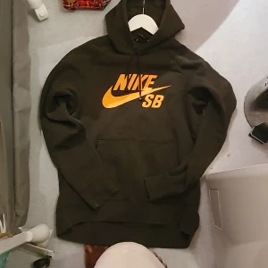 Äkta Nike SB hoodie - I mycket bra skick och passar till båda kön.passar xs_ m beror på huran vill ha på sig