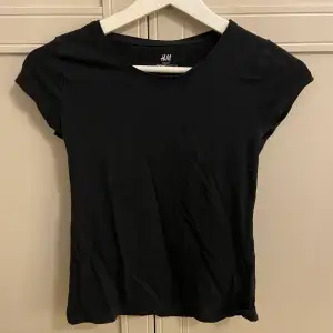 Helt vanligt svart T-shirt i storleken 146/152