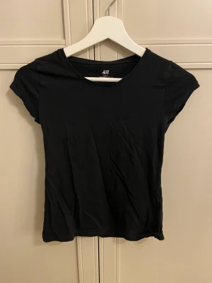 T-Shirt - Helt vanligt svart T-shirt i storleken 146/152