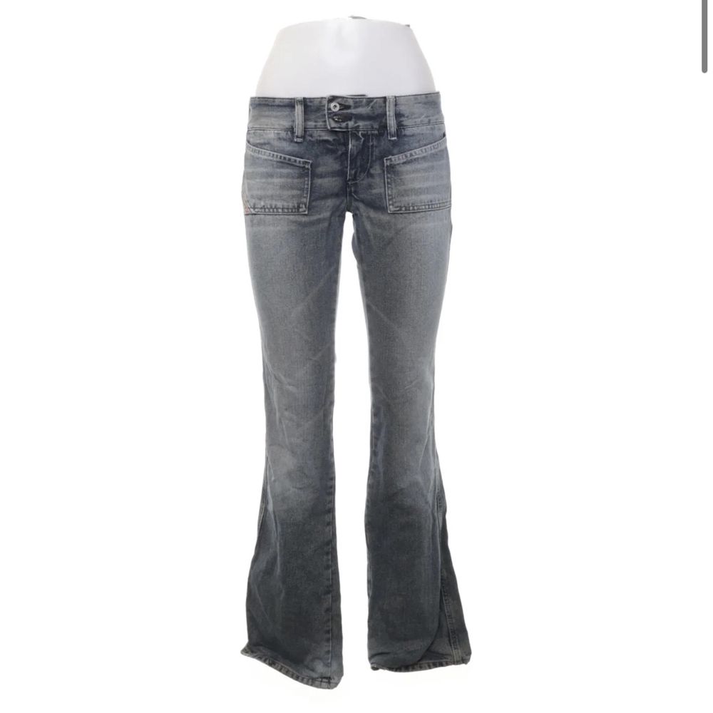 HAR INTE FLER BILDER lågmidjade jeansen från Diesel⚡️⚡️midjemåttet är 78cm och innerbenslängden är 90cm, skriv om du vill köpa 🙏. Jeans & Byxor.