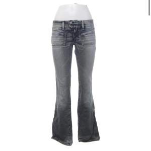 SNYGGASTE lågmidjade jeansen från Diesel⚡️⚡️midjemåttet är 78cm och innerbenslängden är 90cm, skriv om du vill köpa 🙏