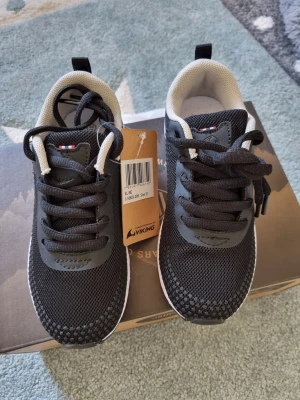 Viking sneakers strl. 31 - Skon har en snygg och sportig överdel tillverkad av lätta och ventilerande material, och är även slitstark tack vare en bunden tåhätta runt skon samt hälförstärkning. 