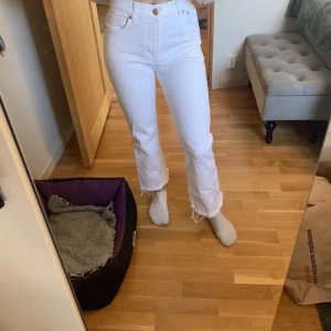 Vita jeans - Säljer dessa korta, utsvängda jeans då jag inte längre använder dessa. De är i bra skick utan fläckar. Jeansen har även slitningar vid ändarna, vilket är meningen då jag köpte dem så. Jag är 161 cm