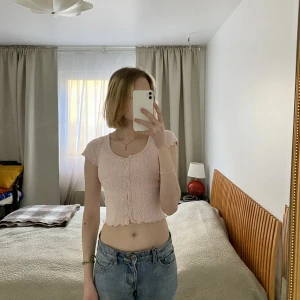 rosa topp med knappar - jättefin ljusrosa blommig topp från brandy melville! superbra skick 💞