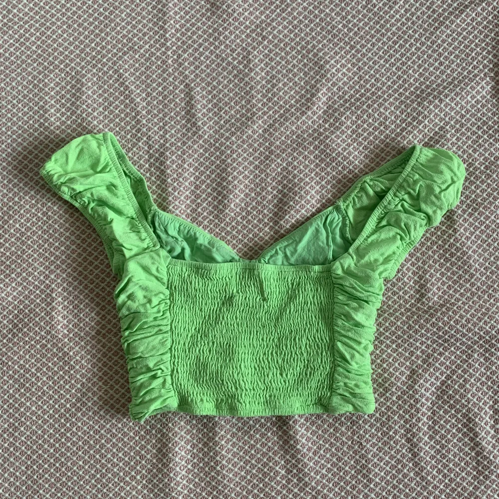 jättefin lime green grönt topp som heter ”the darshan top” från princess polly, använd ett par gånger och i mycket bra skick! tyvärr för liten för mig. färgen är jättetrendig och fin!! i storlek EU 38 som är M. . Toppar.