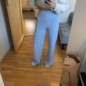 Missguided byxor - Säljer dessa byxor som är helt oanvända från missguided. De är stretchiga så kan räkna med att det passar en till två storlekar upp. Jag är 161 cm