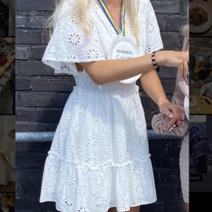 Vit klänning  - Superfin klänning som passar super till studenten eller en fin sommardag 💘 bara hör av er om fler frågor! Passar mig som har XS/S/M (priset är exklusive frakt)