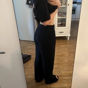 Lyxiga kostymbyxor - Finaste kostymbyxorna i lyxigt material som sitter som en smäck och har fint fall, de är lite stretchiga så de formar sig fint efter kroppen.  Har tyvärr blivit för stora för mig Köpta på H&m för 399kr  Som nya! Hög midja  Strl 40, passar 38-42 