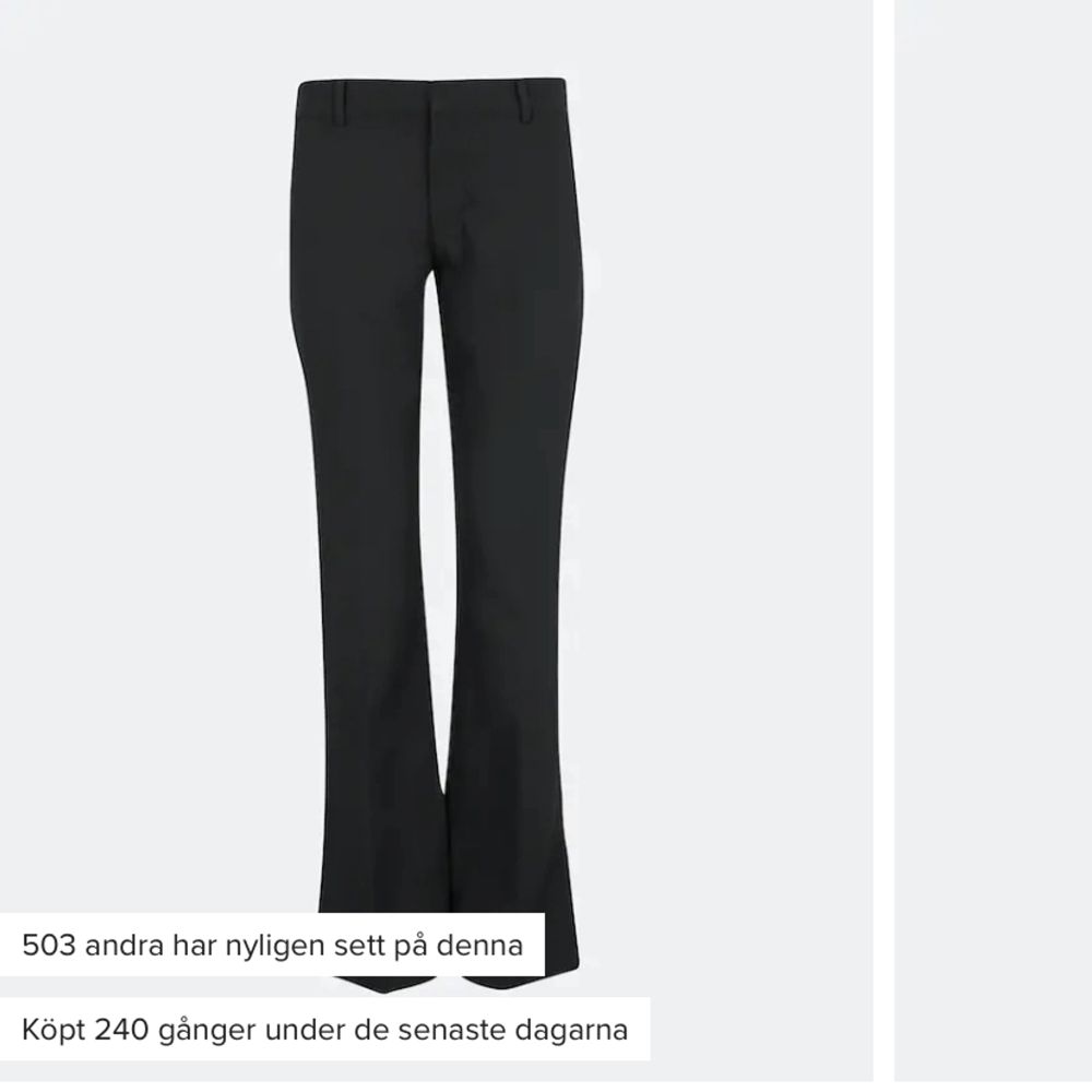 Säljer svarta kostym byxor från Bikbok! Dom är lågmidjade och helt oanvända då dom var för små för mig. Skirv privat för egna bilder💞original priset är 399!!. Jeans & Byxor.