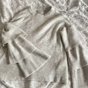 Stickadtröja - En skön stickadtröja till våren med sjukt fina volang ärmar i från märket only. Använt några få gånger men ser precis helt ny ut. Fråga om mer bilder om ni är osäkra. 