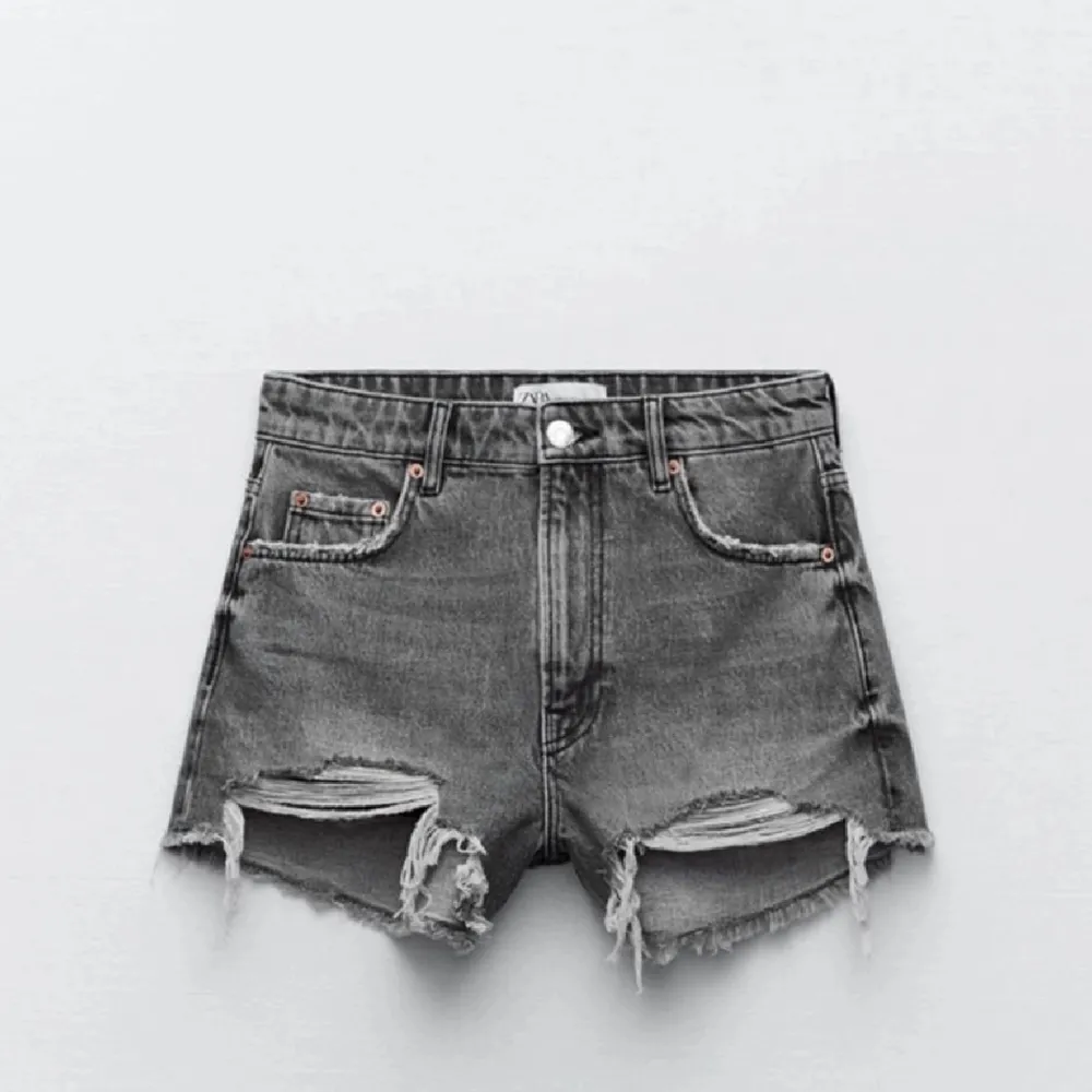 Säljer dessa fina gråa jeans shortsen , har aldrig använt eftersom de inte passar mig ❤️. Jeans & Byxor.