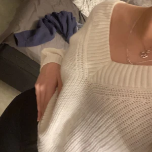 Stickad tröja  - Säljer nu min stickad tröja då den ej kommer till användning. Har haft väldigt lite använda av den så är i fint skick💗köparen står för frakten.