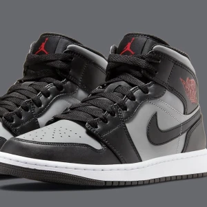 Jordan 1 mid - Storlek  37,5. Passar mig som är mellan 37/38 så skulle säga att det går för bege storlekarna. HELT NYA. Kvitto medföljer 