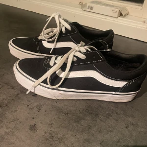 Nya Vans skor - Inprincip nya Vans , endast provade ute en gång.  Storlek 40 Innermått: 25.5cm 