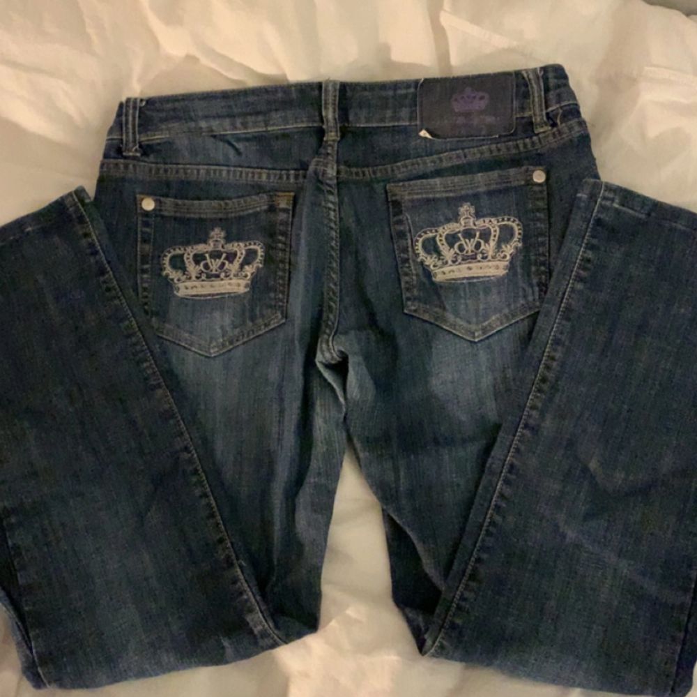 Riktigt coola Victoria Beckham jeans som är typ storlek 31-32 men sitter helt bra på mig som annars har 28!! Passar mig som är 160 och är sydda för extra bootcut nere i botten❤️ skriv för mer bilder. Jeans & Byxor.