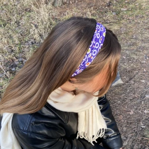 Hårband - Lila 70-talsmönstrat hårband som jag sytt på återbrukat material💝♻️