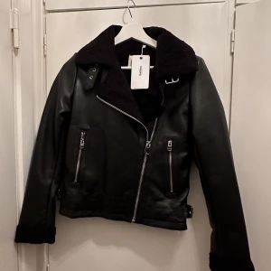 Skinnjacka - Helt ny skinnjacka med mudd i svart. Stl XS. Jätte fin och åtsittande som formar sig på kroppen!