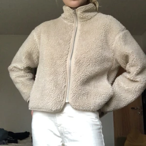 Teddyjacka  - Mysig teddyjacka från weekday. Fint skick! 