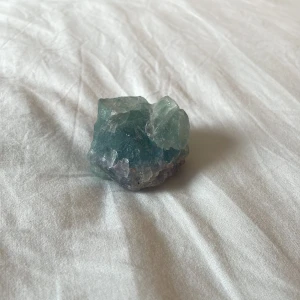 kristall - En ändå rätt så stor flourite kristall, jätte fin men tyvärr så kommer den inte till någon användning längre ❤️