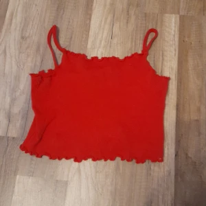 Tröjor - Sista tröjan är storlek xs Och den första är 134/140 men töjer sig jätter bra så att till Och med att en 160 kan ha på sig