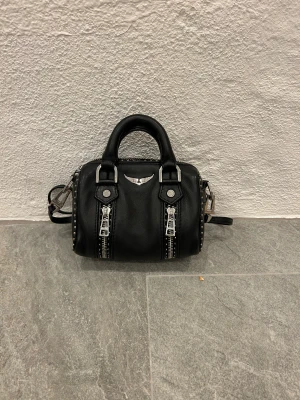 Zadig väska sunny bag - Jag säljer den här väskan eftersom jag inte har haft någon användning på senare tid. Väskan är i bra skick och  med inclusvive dustbag💕 