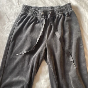 Gina byxor - Ett par skit mysiga gina tricot byxor som tyvär inte kommer till användning längre eftersom dom har blivit lite för små för mig.