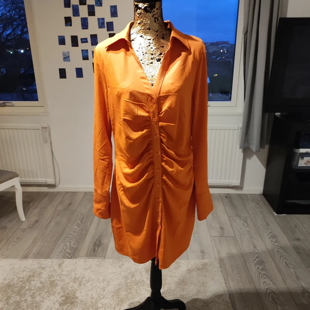 En orange klänning använder typ tre gånger. Väldigt bra skick. Passar till det mesta. Köparen står för frakten . Klänningar.