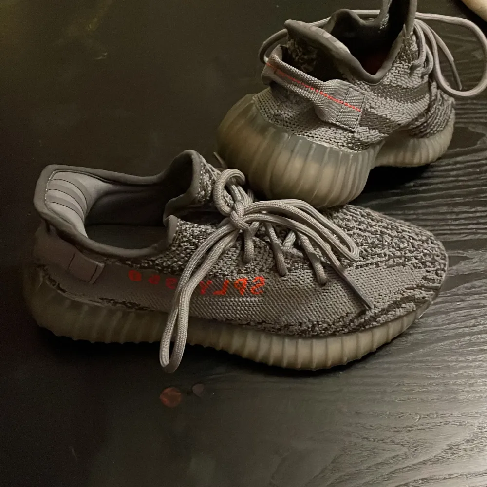 Yeezy skor som jag fick i present. De var tyvärr för stora i storlek och kan inte lämna tillbaka dem, de är använda 1-3 gånger. Dessutom är de är de i jättebraskick som helt nya.. Skor.