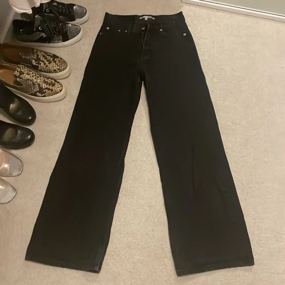 Svarta straight/Wide leg jeans från junkyard köpta 2021, sällan använda. Passar 25/26 (34-36) 💕. Jeans & Byxor.