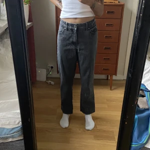 urtvättade jeans  - svarta urtvättade jeans i storlek 36