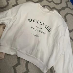 Tjocktröja med tryck - Oversize mysig tjocktröja med grönt tryck Använd max 2 gånger Storlek S