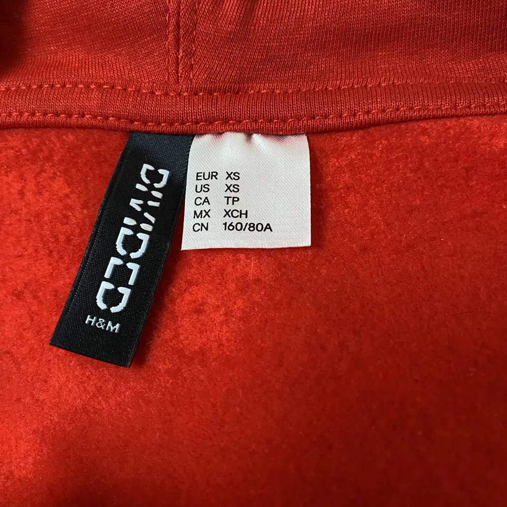 Säljer denna röda croppade zip up hoodie från H&M. Plagget är i bra skick då det bara har används få gånger. Priset kan diskuteras, betalas med Swish. Kan skickas men köpare står för frakten . Tröjor & Koftor.