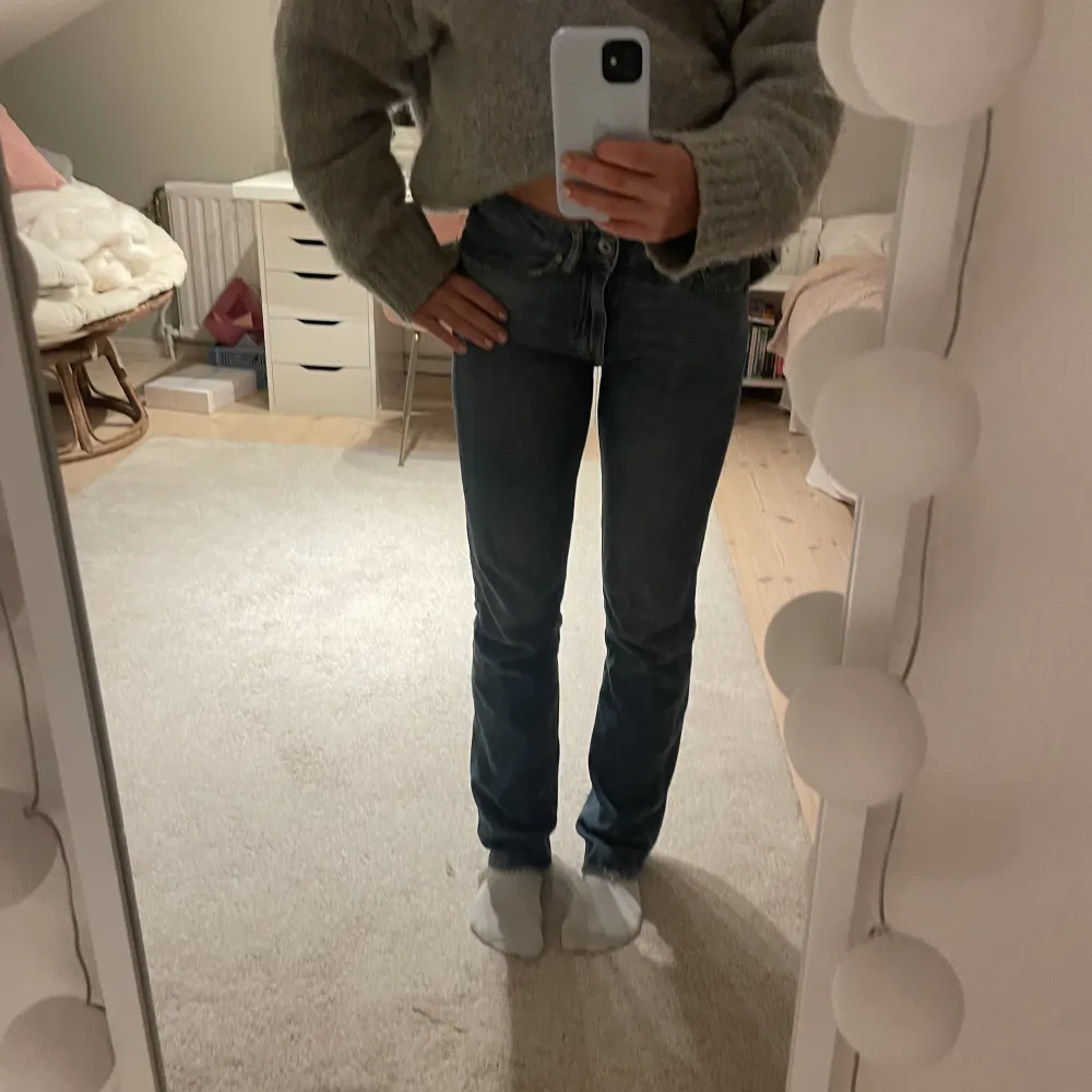 Sååå snygga jeans från Tiger of Sweden! Används tyvärr för lite men superbra skick☺️oklar storlek men bra för mig som är 168 och oftast har S. Jeans & Byxor.