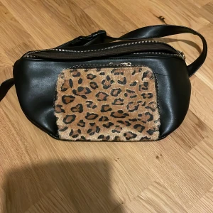 Midjeväska  - Snygg midjeväska med leopard mönster