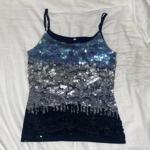 Fest topp  - Snyggaste y2k fest toppen med paljetter. Felfritt skick, som ny. Tyget är stretchigt och reglerbara band. Köps via Swish (frakt 54 kr) eller köp nu 💋